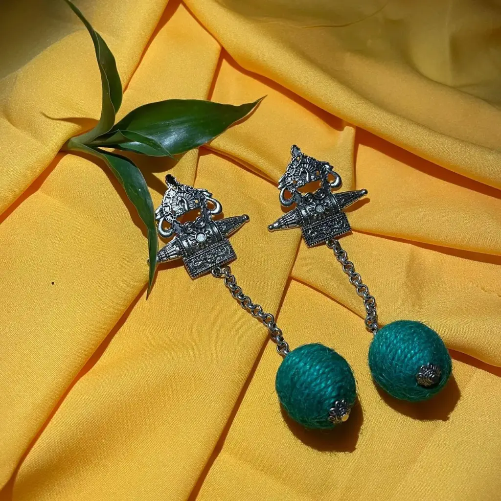 Thread oxidised earring