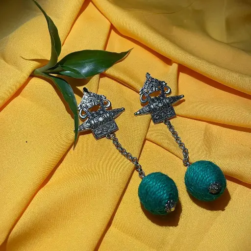 Thread oxidised earring